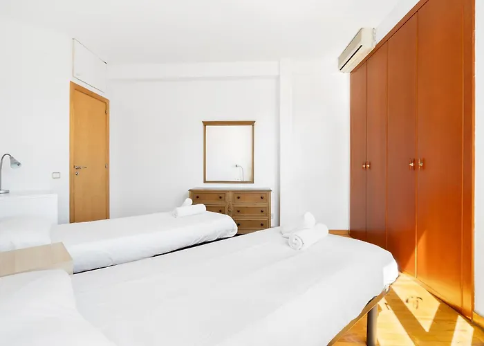Stylish 4Br City View Apt Near Sagrada Familia